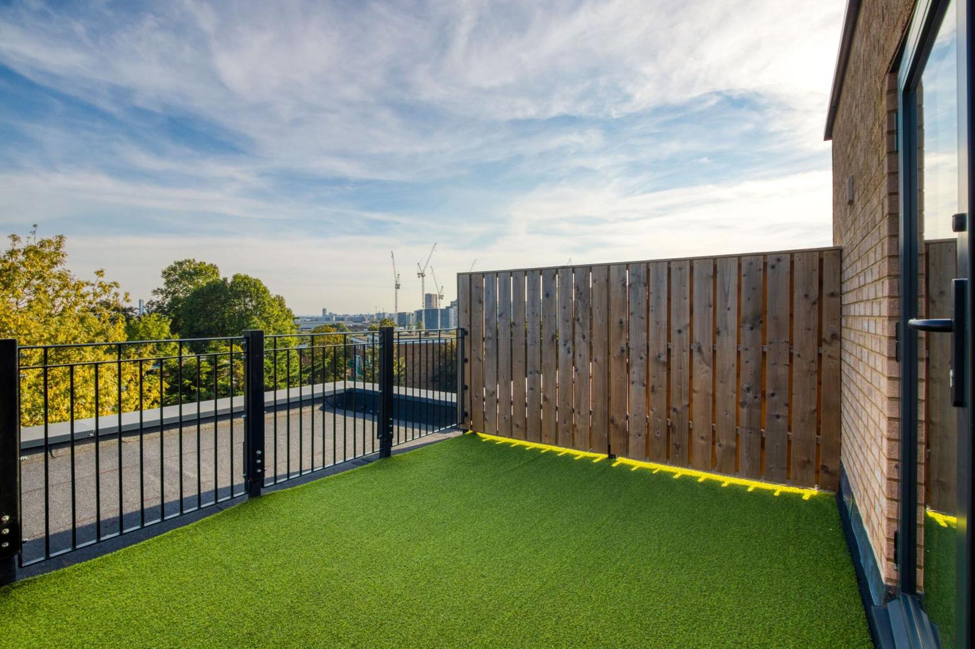 Modern Penthouse In Wembley Daire Londra Dış mekan fotoğraf