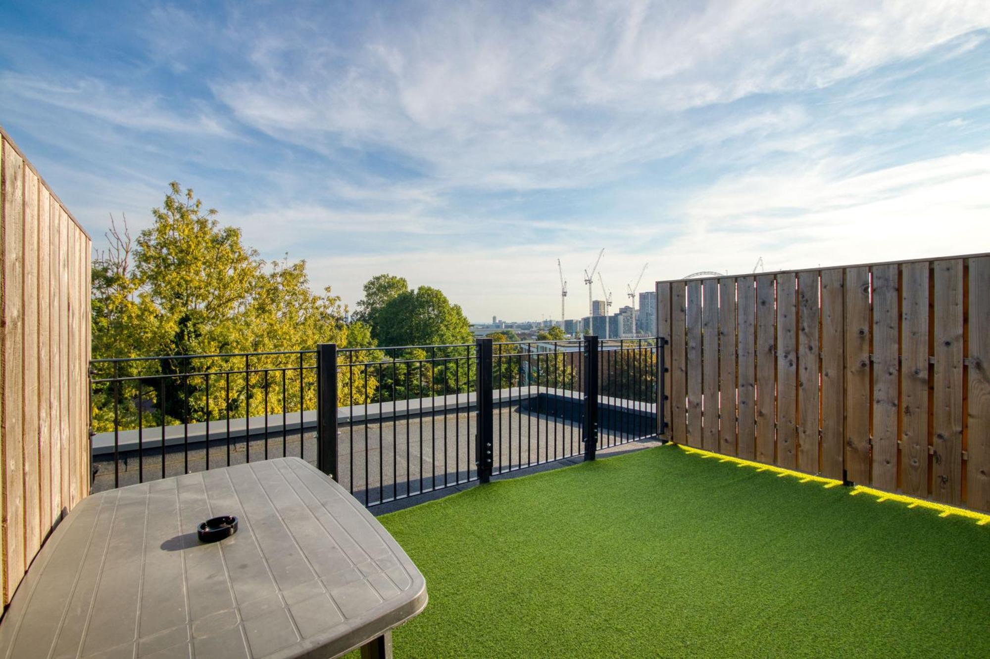 Modern Penthouse In Wembley Daire Londra Dış mekan fotoğraf